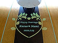 結婚のお祝い品用の掛け時計（Happy Marriage ○○&○○ 2020.7.29を掛け時計の前面ガラスに彫刻）