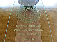 バレエ教室の発表会の記念品用の掛け時計（バレエ教室のロゴマーク、Congratulations 2nd performance anniversary、日付を、掛け時計の前面ガラスに彫刻）