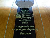 バレエ教室の開業祝い用の掛け時計（バレエ教室のロゴマーク、Congratulations on your grand opening、日付を、掛け時計の前面ガラスに彫刻）