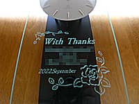 「With Thanks、贈り主の名前、退職日の日付」を前面ガラスに彫刻した、定年退職祝い用の振り子時計