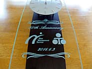 「会社のロゴマーク」「50th anniversary、日付」を前面ガラスに彫刻した、開業50周年祝い用の掛け時計