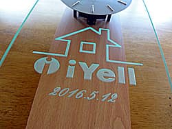 会社のロゴマークを前面ガラスに彫刻した周年記念品用の掛け時計