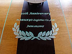 「50th anniversary、会社名、日付」を前面ガラスに彫刻した、会社の50周年祝い用の掛け時計