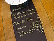 「30th wedding anniversary、両親の名前」を前面ガラスに彫刻した、両親の結婚記念日の贈り物用の掛け時計