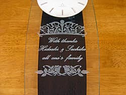 「With thanks、新郎と新婦の名前、結婚式の日付」を前面ガラスに彫刻した、新郎新婦から両親へのプレゼント用の掛け時計