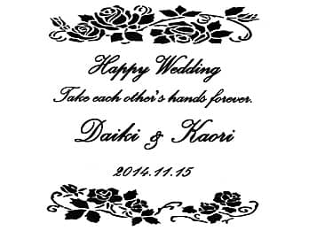 「Happy Wedding、Take each other's hands forever、新郎と新婦の名前、結婚式の日付」をレイアウトした、結婚祝い用の掛け時計に彫刻する図案