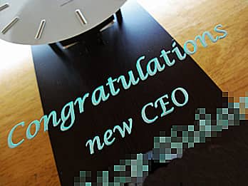 CEO就任祝い用の掛け時計に彫刻した、「お祝いメッセージと名前」のクローズアップ画像