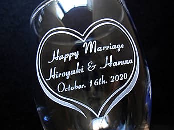 グラス側面に彫刻した「お祝いメッセージ、贈る相手の名前、日付」のクローズアップ画像