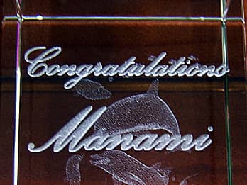 表彰記念品用の3Dアートグラス側面に彫刻した、「Congratulations、受賞者名」のクローズアップ画像