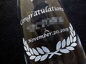 表彰記念品用のグラス側面に彫刻した、「表彰内容、受賞者名、日付」のクローズアップ画像