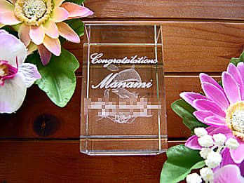 「Congratulations、受賞者の名前、会社名」を側面に彫刻した、表彰記念品用のガラス製オブジェ