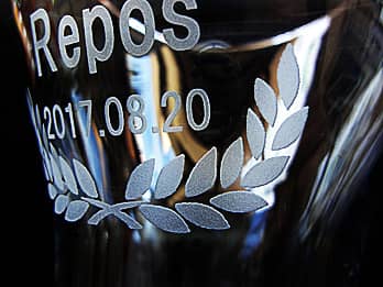 表彰記念品用の花瓶側面に彫刻した、「会社名と日付」のクローズアップ画像