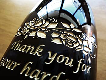 永年勤続表彰用のワインのボトル側面に彫刻した「Thank you for your hard work」のクローズアップ画像