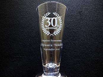 「30th anniversary、永年勤続者の名前、会社名、表彰日の日付」を側面に彫刻した、勤続30年表彰用のグラス