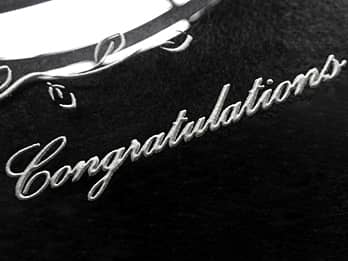入学記念品用のガラス製写真立てに彫刻した「Congratulations」のクローズアップ画像