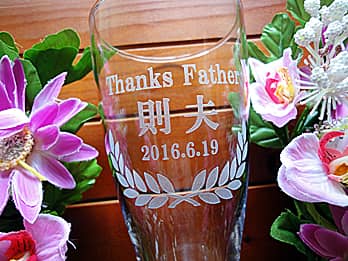 「Thanks father、お父さんの名前、父の日の日付」を側面に彫刻した、父の日のプレゼント用のグラス