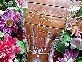 「Congratulations! 30th anniversary、名前、バラの花のイラスト」を彫刻した、奥さまへの誕生日プレゼント用のガラス花器