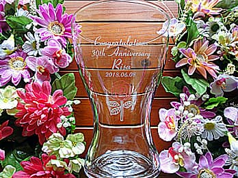 「Congratulations、30th anniversary、奥さまの名前」を側面に彫刻した、結婚記念日のプレゼント用のガラス花瓶