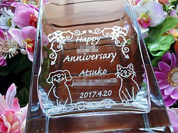 犬と猫のイラストを側面に彫刻した、結婚記念日のプレゼント用のフラワーベース