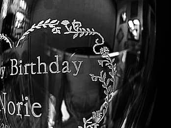 誕生日プレゼント用の花瓶側面に彫刻した、「お祝いメッセージと名前」のクローズアップ画像