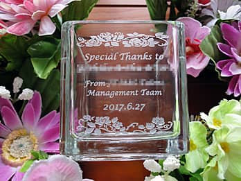「Special thanks to ○○」を側面に彫刻した、永年勤続表彰用のガラス花瓶