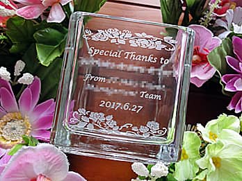 「Special thanks to ○○先生」を側面に彫刻した、同窓会で恩師へのプレゼント用のフラワーベース