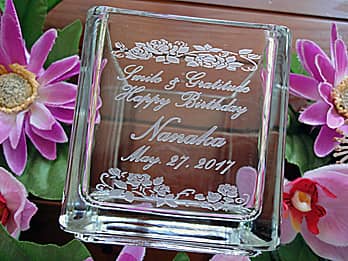 「Smile and gratitude、Happy birthday、奥さまの名前」を側面に彫刻した、奥さまへの誕生日プレゼント用のフラワーベース