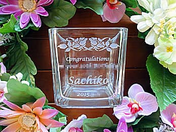 名前とお祝いメッセージを彫刻した、入学祝い用のガラス花瓶