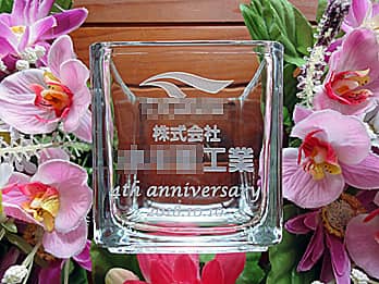 「会社名とロゴマーク、4th anniversary」を側面に彫刻した、創立記念品用のガラス花瓶