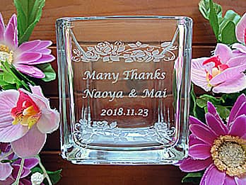 「Many thanks、新郎と新婦の名前」を彫刻した、新郎新婦から両親へ贈呈するフラワーベース