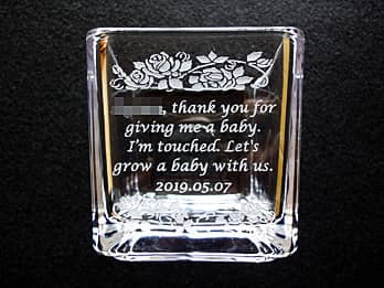 「奥さまの名前、感謝を込めたメッセージ、日付」を彫刻した、奥さまへの出産記念のプレゼント用の花瓶