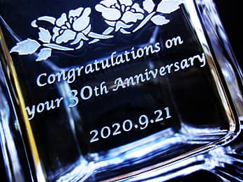「Congratulations on your 30th anniversary」を側面に彫刻した、永年勤続表彰用のフラワーベース