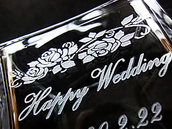 結婚祝い用のガラス花瓶の側面に彫刻した、「Happy Wedding」のクローズアップ画像