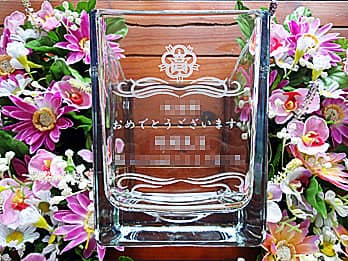 校章を彫刻した入学記念品用のガラス花瓶