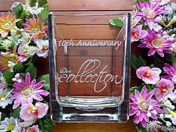 「10th anniversary、お店のロゴ」を彫刻した、周年祝い用のガラス花器
