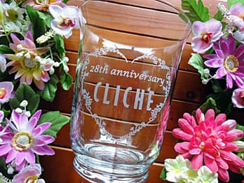 「28th anniversary、お店のロゴ」を側面に彫刻した、周年祝い用のガラス花器