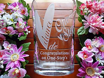 「ダンススクールのロゴマーク」「Congratulations、日付」を側面に彫刻した、賞品用のガラス花瓶