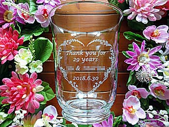 「Thank you for 29years、新郎と新婦の名前、結婚式の日付」を側面に彫刻した、披露宴で両親へ贈呈するガラス花瓶