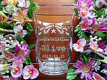 「Congratulations、受賞者名、日付」を側面に彫刻した、表彰記念品用のガラス花器