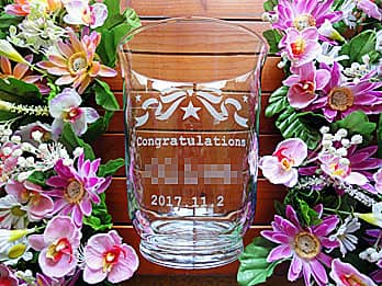 名前とお祝いメッセージを側面に彫刻した、栄転祝いのプレゼント用のガラス花瓶