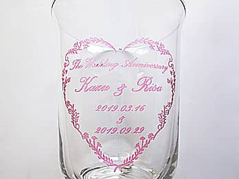 彫刻部をピンクに着色加工した結婚記念日祝い用のフラワーベース