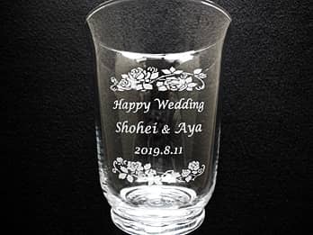 「Happy wedding、新郎と新婦の名前、日付」を側面に彫刻した、結婚祝い用のガラス花器
