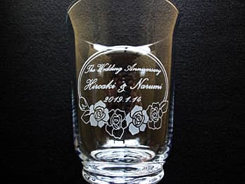 「The wedding anniversary、旦那様と奥様の名前、日付」を側面に彫刻した、結婚記念日のお祝い品用のガラス花瓶