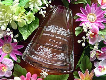 「赤ちゃんの名前、生年月日、出生時の身長と体重」を側面に彫刻した、出産祝い用のガラス花瓶