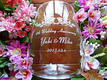 「4th wedding anniversary、旦那様と奥さまの名前、結婚記念日の日付」を側面に彫刻した、結婚記念日のプレゼント用のフラワーベース
