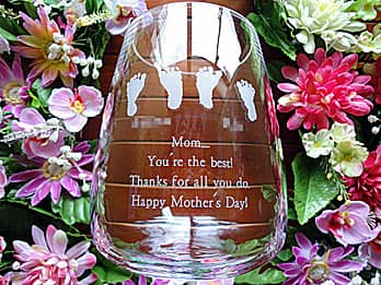 足形と感謝を込めたメッセージを彫刻した、母の日のプレゼント用のガラス花器