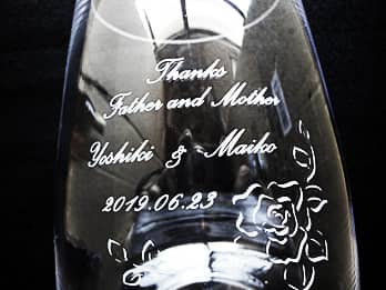 「感謝を込めたメッセージ」「新郎と新婦の名前」を側面に彫刻した、両親へ贈呈するフラワーベース