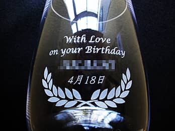 「With love on your birthday、名前、日付」を側面に彫刻した、バースデープレゼント用のフラワーベース