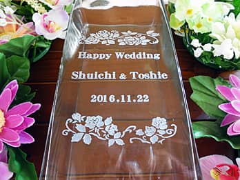 「お祝いメッセージ、新郎と新婦の名前、結婚式の日付」を側面に彫刻した、結婚祝い用のガラス花瓶