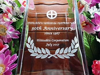 「メッセージ・名前・日付」を側面に彫刻した、直方体のガラス花器・花瓶FV-5